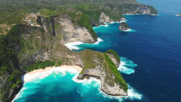 Kelingking lub Zatoka Manta z plażą i błękitnym oceanem na Nusa Penida. Widok z lotu ptaka - Materiał filmowy, wideo