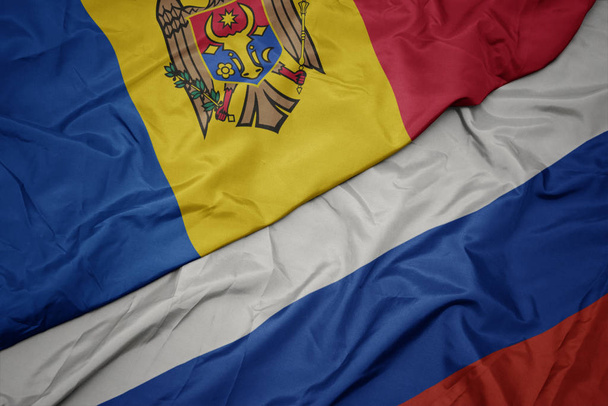 schwenken bunte Flagge Russlands und Nationalflagge Moldawiens. - Foto, Bild