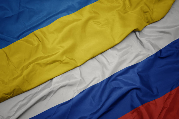 heiluttaen värikäs lippu Venäjän ja kansallisen lipun Ukrainan
. - Valokuva, kuva