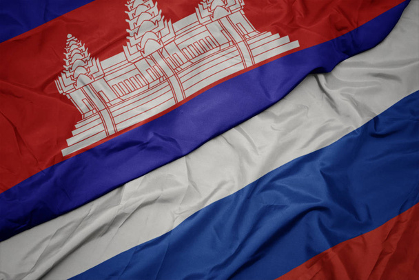 schwenken bunte Flagge von Russland und Nationalflagge von Kambodscha. - Foto, Bild