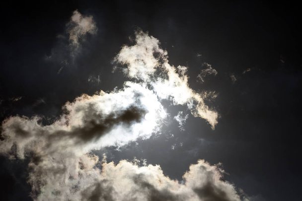Cielo con nubes estado de ánimo dramático tono automático arte de alta calidad cincuenta megapíxeles
 - Foto, Imagen