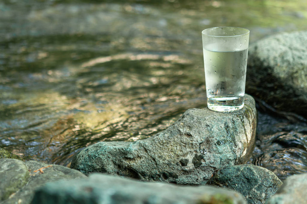Натуральная вода в стакане
 - Фото, изображение