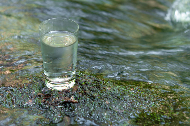 Přírodní voda ve skleněném - Fotografie, Obrázek