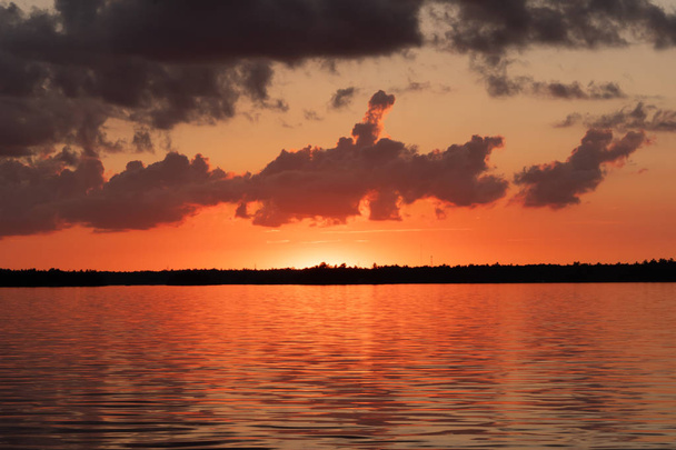 Gün Batımında Pembe ve Turuncu Gökyüzü Işığı - Fotoğraf, Görsel