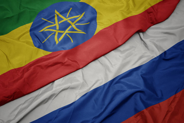 schwenkt die bunte Flagge Russlands und die Nationalflagge Äthiopiens. - Foto, Bild