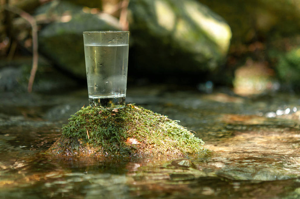 Acqua naturale in un bicchiere
 - Foto, immagini