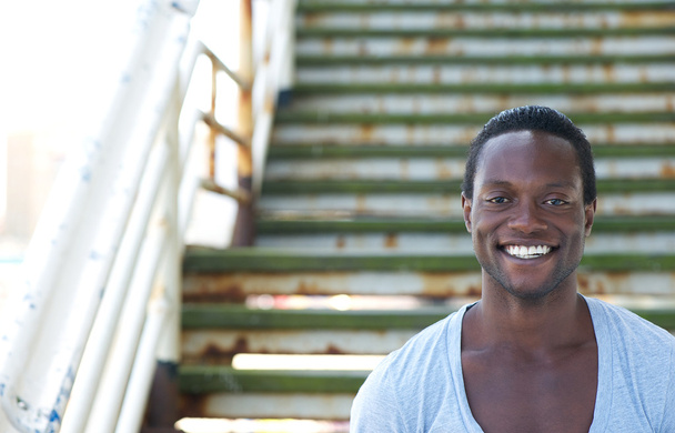 attraktiver afrikanisch-amerikanischer Mann, der draußen lacht - Foto, Bild