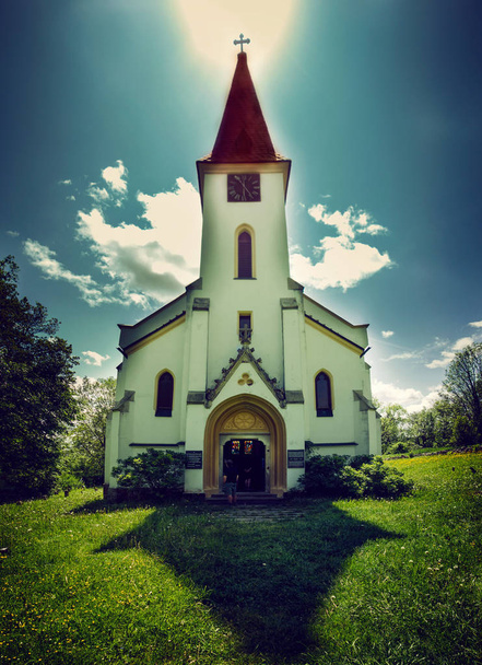 Templom Zvonkova. Tower. Szép hegyi erdei tereprendezés - Fotó, kép