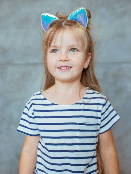 kavkazský rozkošný roztomilý sladký holčička s dlouhými blond vlasy v pruhované tričko a kočičí uši - Fotografie, Obrázek
