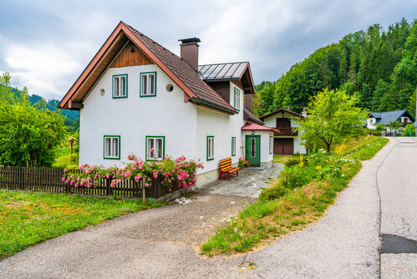 Casa tradicional en una región de lagos y cordilleras alpinas en Austria
 - Foto, imagen