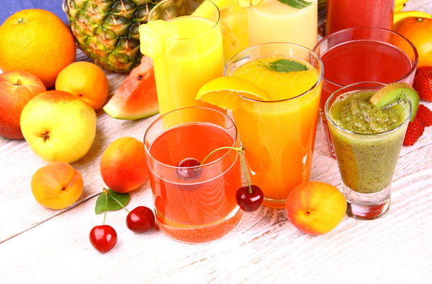 sok z wiśni, moreli, kiwi, arbuz i pomarańczowe owoce - Zdjęcie, obraz