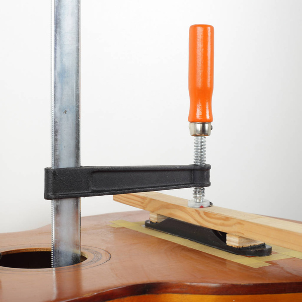 Gitár javítás és szerviz-ragasztó retro akusztikus gitár híd - Fotó, kép