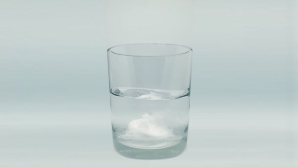 Rozpouštění tablet ve sklenici s vodou - Záběry, video