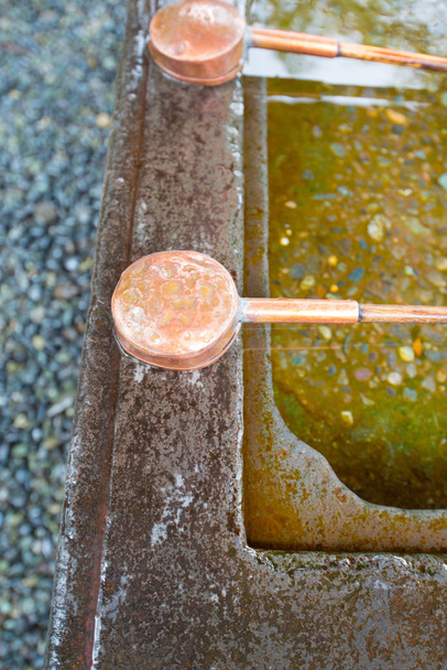 Schalen in tempel van Japan voor handen en mond wassen - Foto, afbeelding