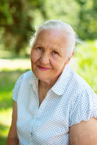 güzel yaşlı kadın - Fotoğraf, Görsel
