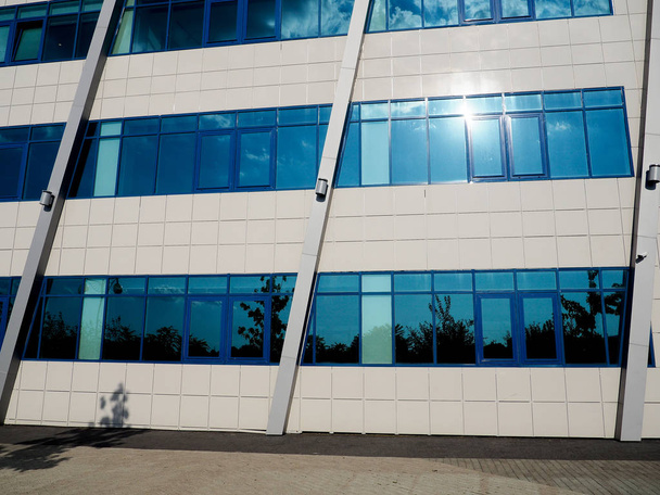 Fenêtres en verre de bâtiment moderne avec réflexion du ciel - Photo, image