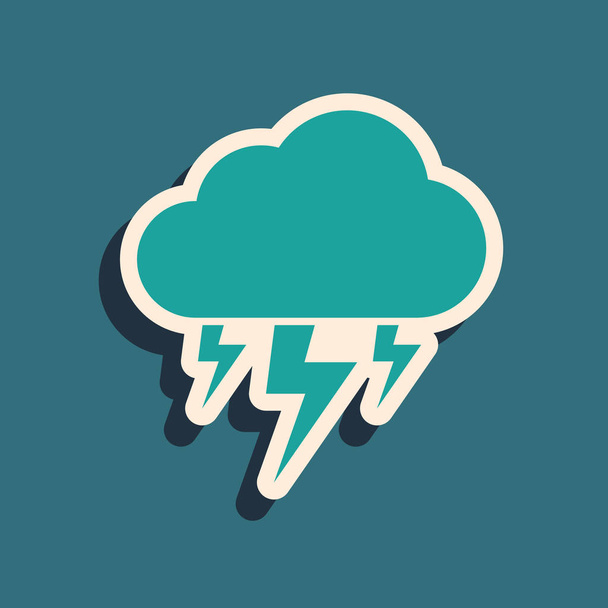 Zielona burza ikona izolowane na niebieskim tle. Chmura i znak pioruna. Ikona pogody burzy. Długi styl cienia. Ilustracja wektorowa - Wektor, obraz