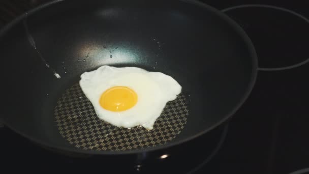 Close-up of cooking egg on a frying pan - Filmati, video