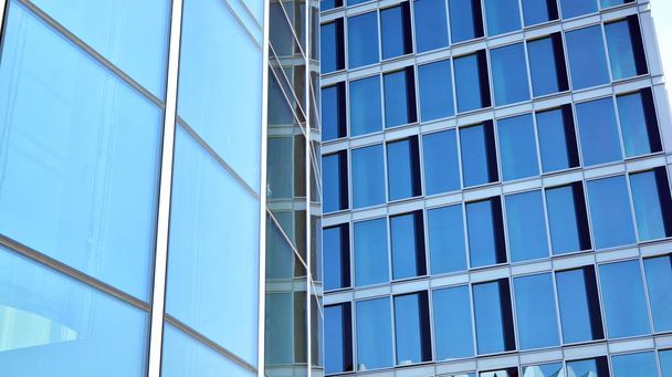  modernes Bürogebäude mit Reflexion in den Fenstern des Gebäudes. Büroneubau in der Innenstadt. - Foto, Bild