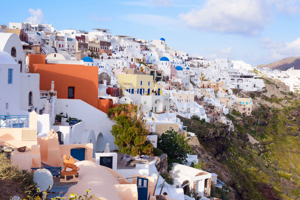 Santorini gyönyörű szigetén, Görögország. Hagyományos fehér görög házak a háttérben a tenger. Oia városa Santorini szigetén. Görög utazás. Naplemente. - Fotó, kép