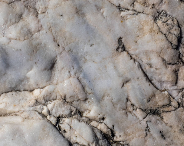   Επιλεκτική εστίαση στο κέντρο του παλιού Ελαφρού γρανίτη ρουστίκ και τραχύ πέτρα με λεπτομέρεια υφής, κοντινό-up, αφηρημένο φύση grungy φόντο. - Φωτογραφία, εικόνα