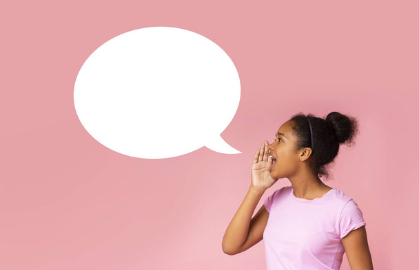 Afro-amerikai lány teszi bejelentését, fehér üres beszéd buborék - Fotó, kép