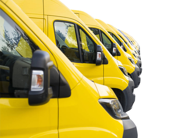 Λεπτομέρειες για τα κίτρινα φορτηγά που έχουν παρκάρει και σταθμεύουν σε μια μεγάλη σειρά απομονωμένη σε λευκό φόντο. Στόλος φορτηγών παράδοσης - Φωτογραφία, εικόνα