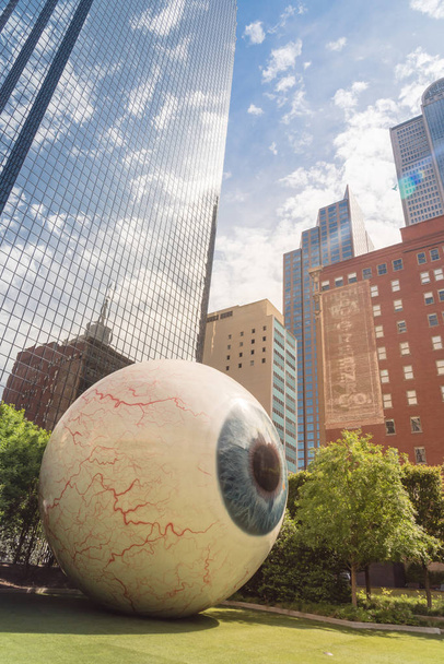Скульптура из стекловолокна Giant Eyeball в центре Далласа, штат Техас
 - Фото, изображение