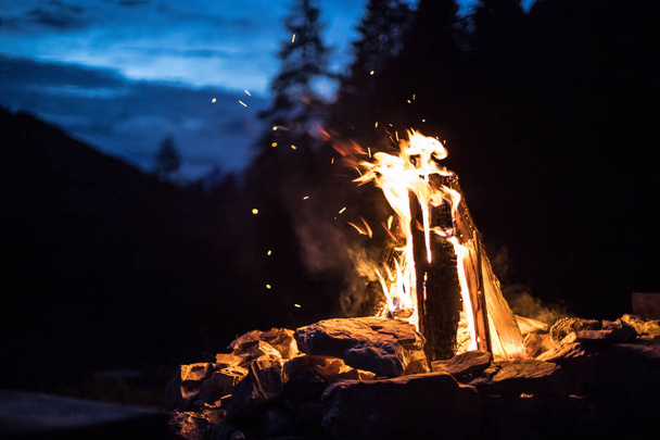 Camping bonfire with yellow and red flames in summer, forest. Co - Foto, Imagem