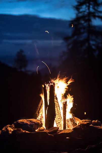 Fogueira de acampamento com chamas amarelas e vermelhas no verão, floresta. Co
 - Foto, Imagem