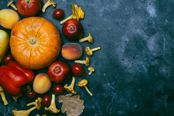 Осінні сезонні овочі та фрукти (гарбуз, груша, яблука, ко
 - Фото, зображення