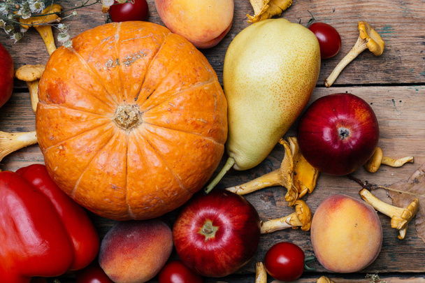 Otoño verduras y frutas de temporada (calabaza, pera, manzanas, co
 - Foto, Imagen