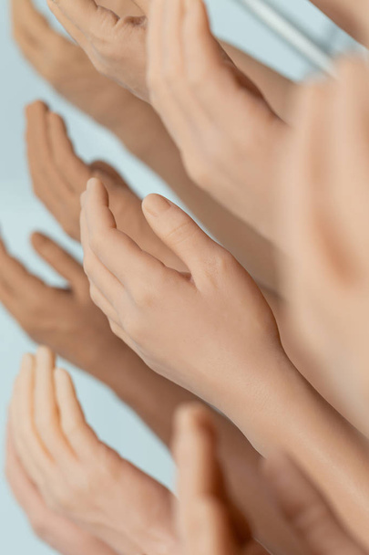 mostra mani protesi in silicone uomo e donna
 - Foto, immagini