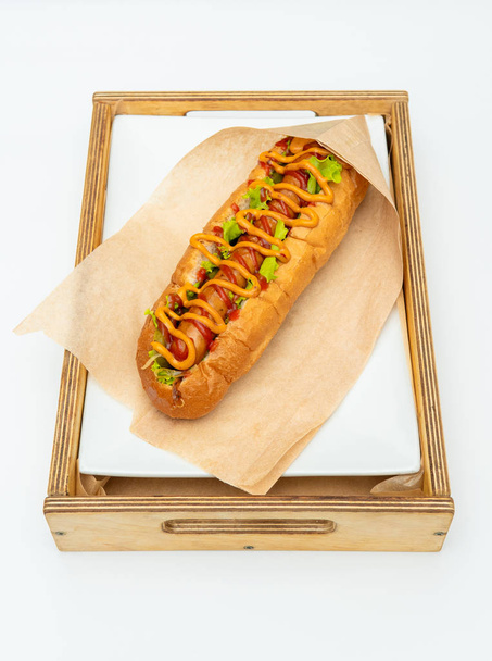 Hot dog con ensalada y pepinos con salsa de tomate y mostaza
 - Foto, Imagen