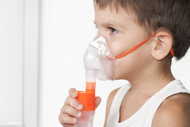 çocuk ve inhaler - Fotoğraf, Görsel