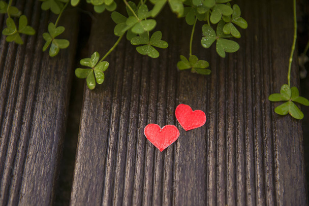 День Святого Валентина листівка з серцями на дерев'яному фоні
. - Фото, зображення