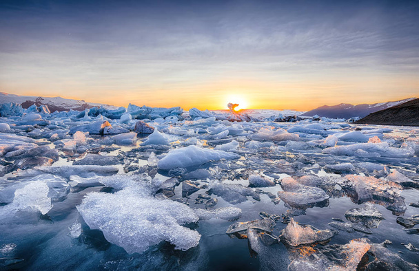 Hermoso paisaje con icebergs flotantes en Jokulsarlon glaci
 - Foto, imagen