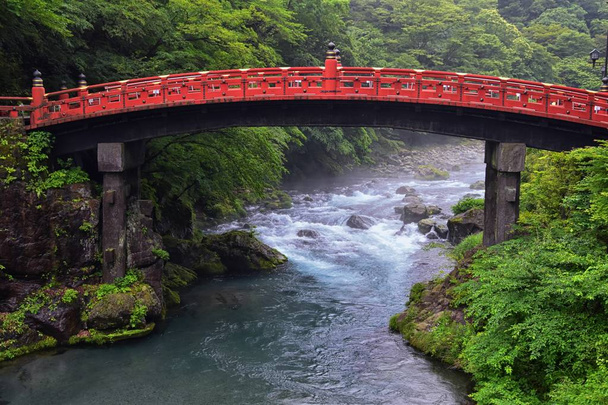 Puente Shinkyo sobre el río Daiwa en Nikko fuera de Tokio, Japón en verano con cubierta de nubes. Aisa.
. - Foto, Imagen