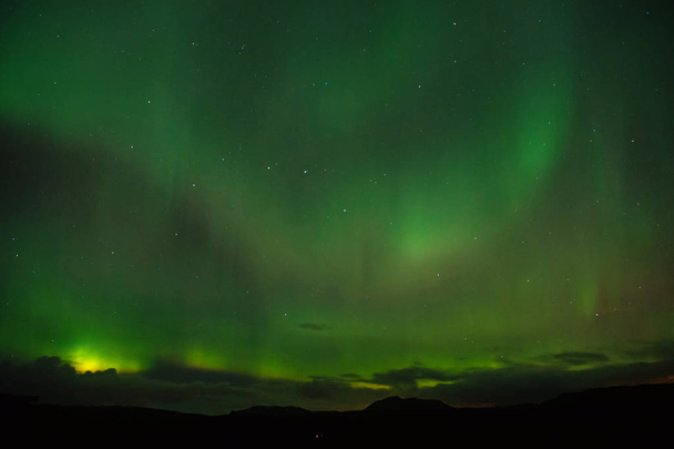 Aurora borealis görmek en iyi yer. Doğa harikaları. Aurora karanlık gökyüzü. Şaşırtıcı doğa olayları. Kuzey ışıklarını görmek için en iyi zaman ne zamandır. Kuzey ışıklarını görmek için bir yer. Kuzey ışık siyah gökyüzü yıldızlarla - Fotoğraf, Görsel