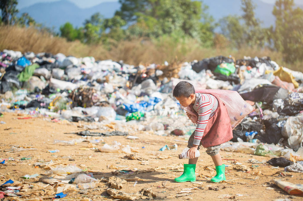  Lapset löytävät roskaa myyntiin ja kierrättää niitä kaatopaikoille,
  - Valokuva, kuva
