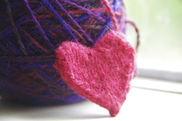 Вязаное сердце и пряжа
 - Фото, изображение