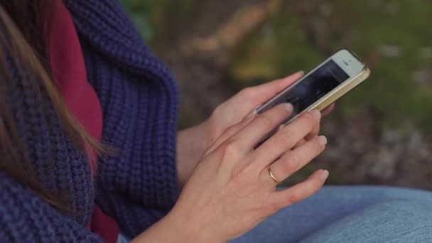 Girl is using the smartphone. The hand in a close-up - Metraje, vídeo