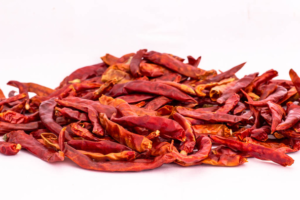 Getrocknete rote Chili- oder Cayennepfeffer isoliert auf weißem Hintergrund - Foto, Bild