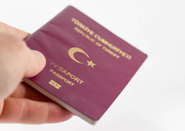 Pasaporte turco de mano aislado
 - Foto, Imagen
