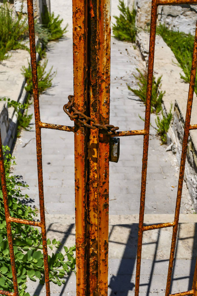 Siracusa, Sicilia, Italia Puertas oxidadas en el faro de Capo Murro di Porco, un faro activo situado al final de la península de Maddalena en el extremo sureste de Sicilia en el mar Jónico
. - Foto, Imagen