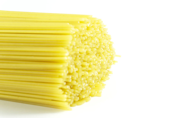 Spaghetti lunghi gialli isolati su fondo bianco, Blank per design, food concept
 - Foto, immagini