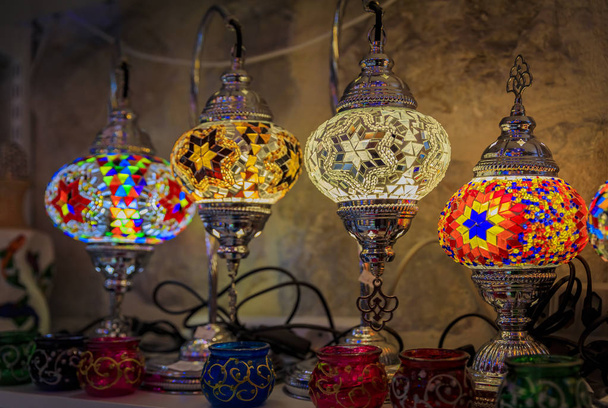 Tradycyjne kolorowe dekoracyjne tureckie lampy orientalne na sprzedaż w sklepie z pamiątkami w Kotor stare miasto w Czarnogórze - Zdjęcie, obraz