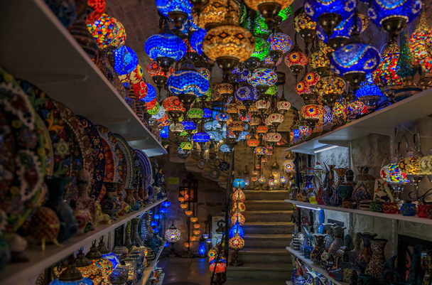 Lâmpadas orientais turcas coloridas tradicionais e cerâmicas para venda em uma loja de lembranças em Kotor cidade velha em Montenegro
 - Foto, Imagem