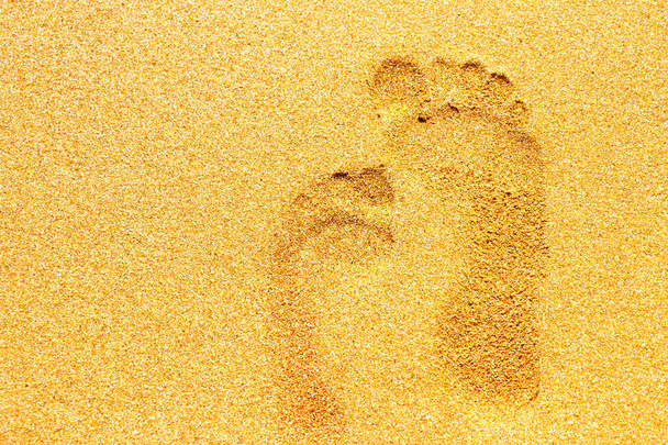 Fußabdrücke im Sand, für Kinder und Erwachsene. - Foto, Bild