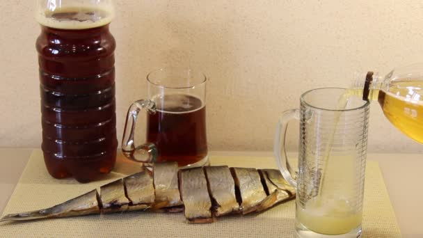 cerveza se vierte en una taza, en la mesa de pescado en rodajas
 - Metraje, vídeo